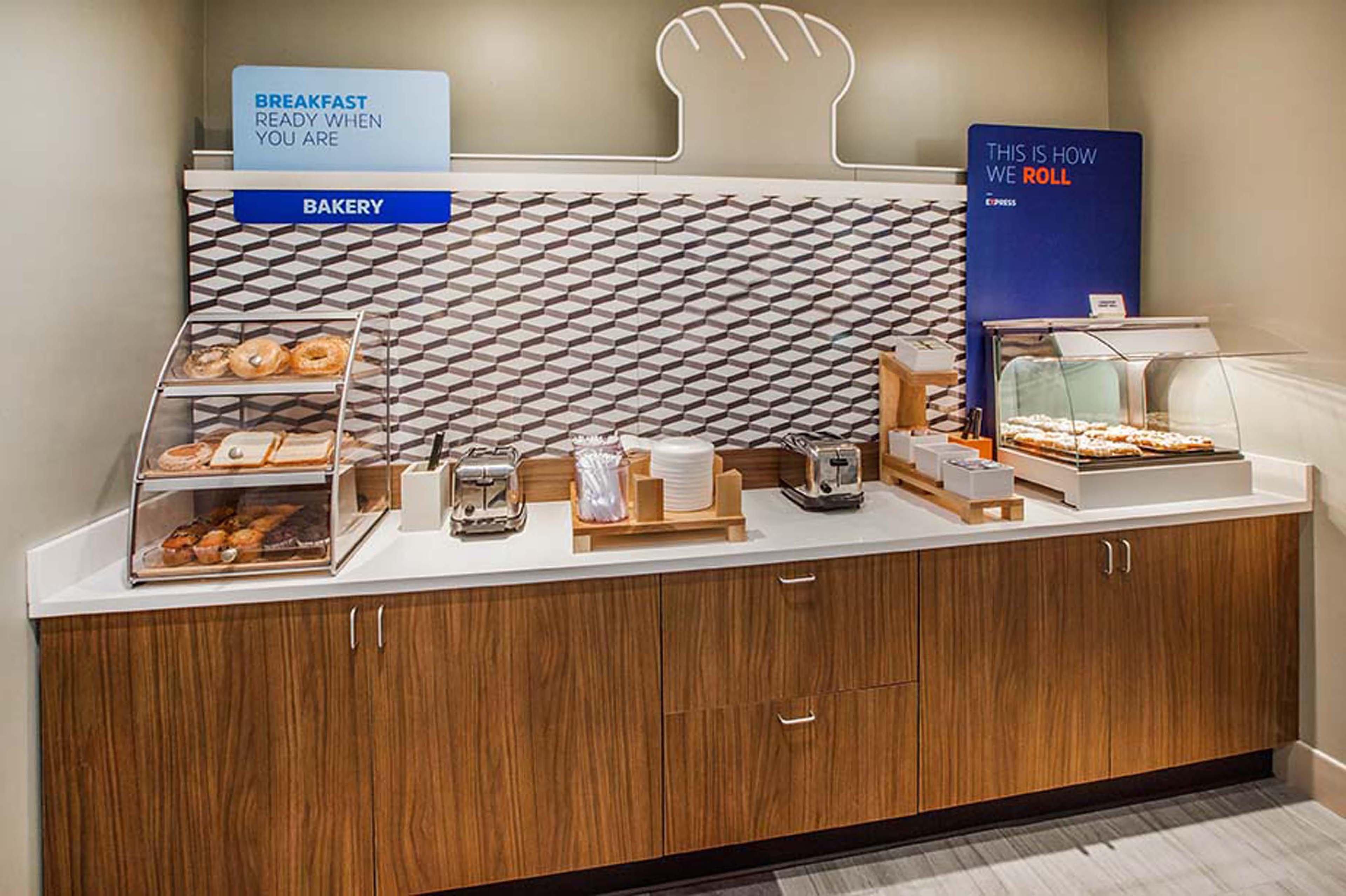 Holiday Inn Express & Suites Atlanta Perimeter Mall Hotel By Ihg Sandy Springs Eksteriør billede